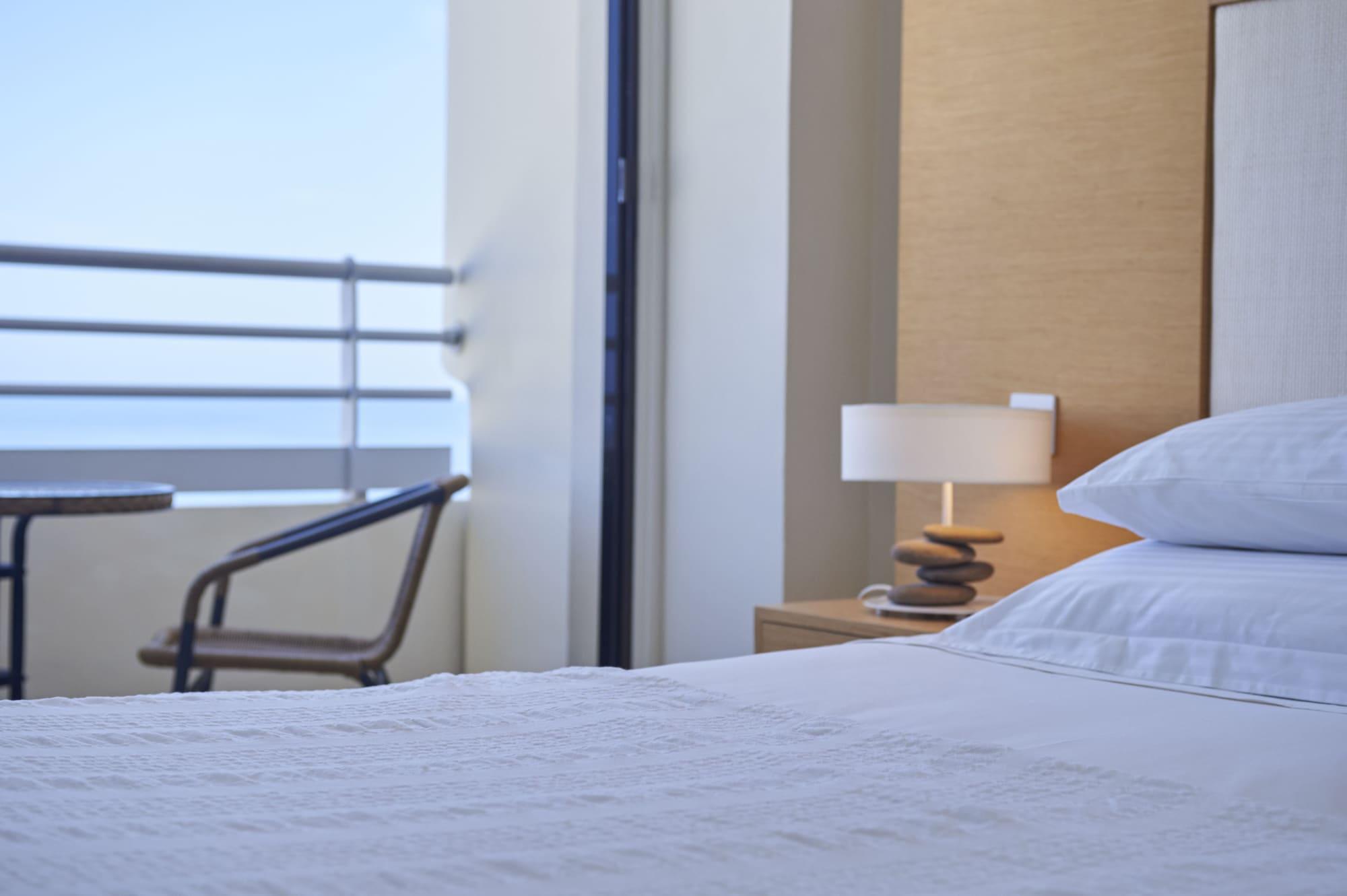 فندق كابو بيه بروتاراس المظهر الخارجي الصورة A guest room at the Hilton Athens