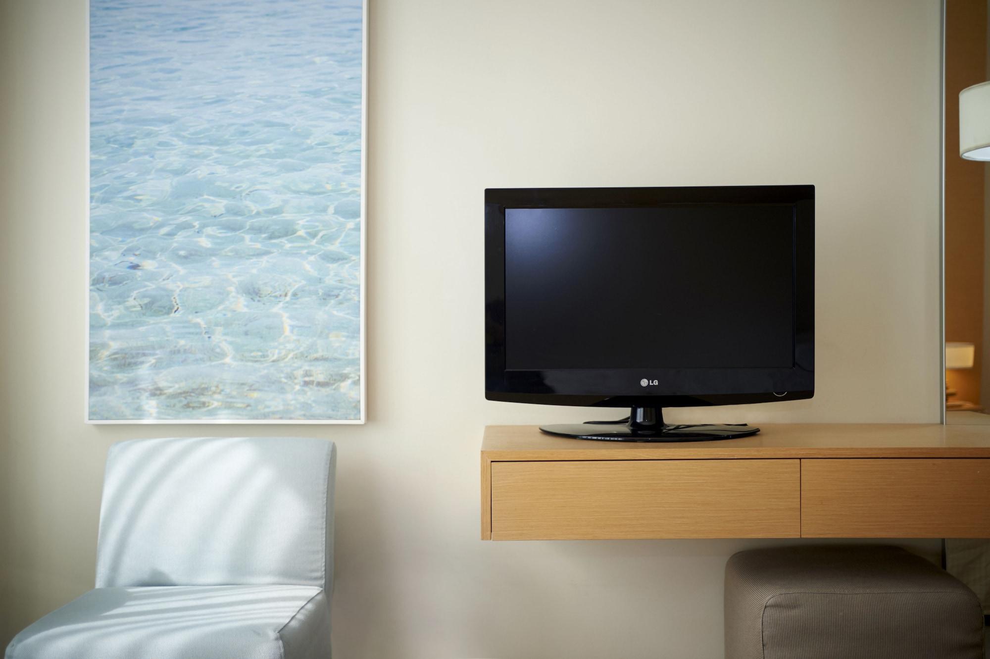 فندق كابو بيه بروتاراس المظهر الخارجي الصورة A flat screen television