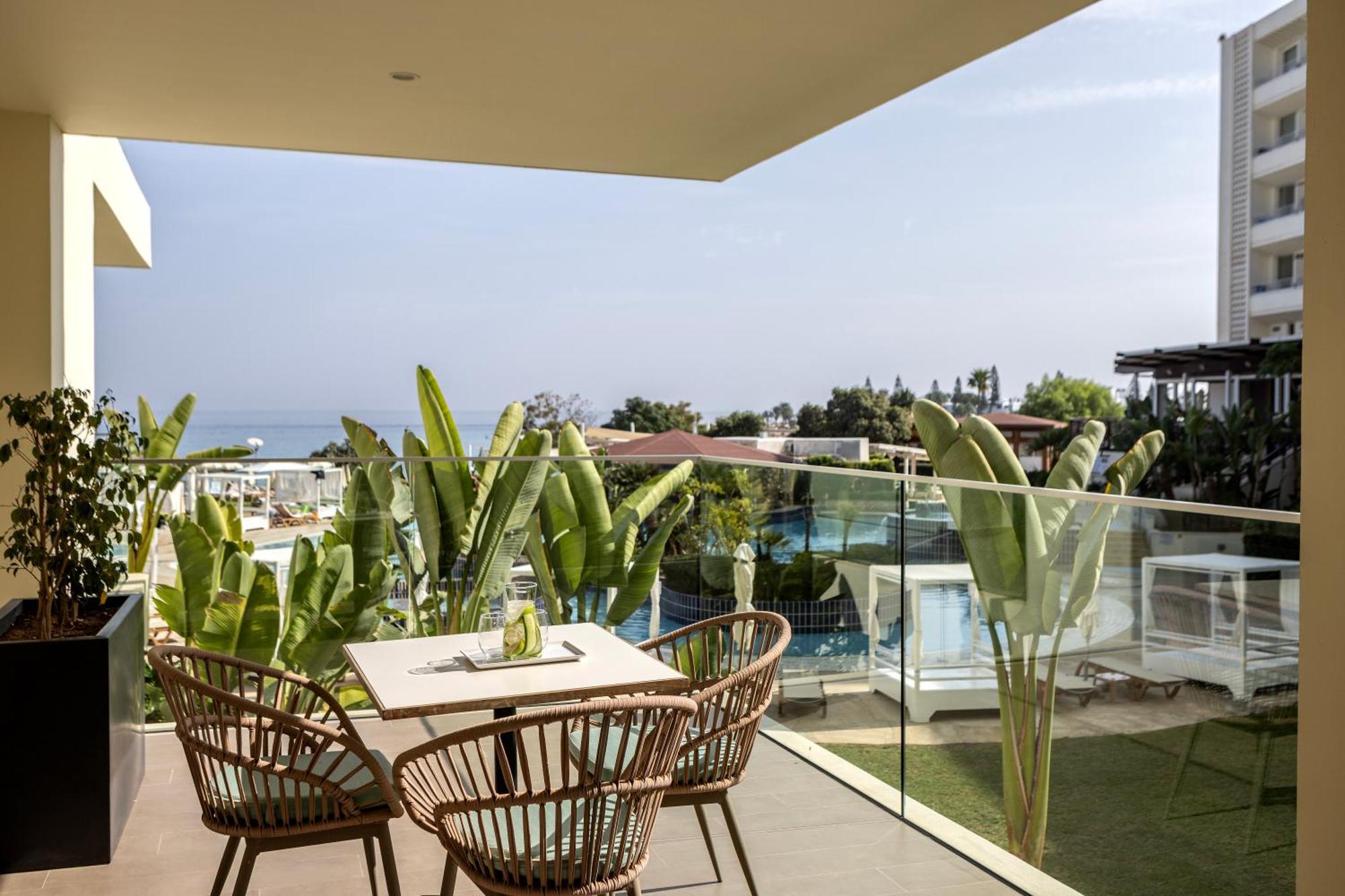 فندق كابو بيه بروتاراس المظهر الخارجي الصورة The view from the balcony of a suite at the hotel