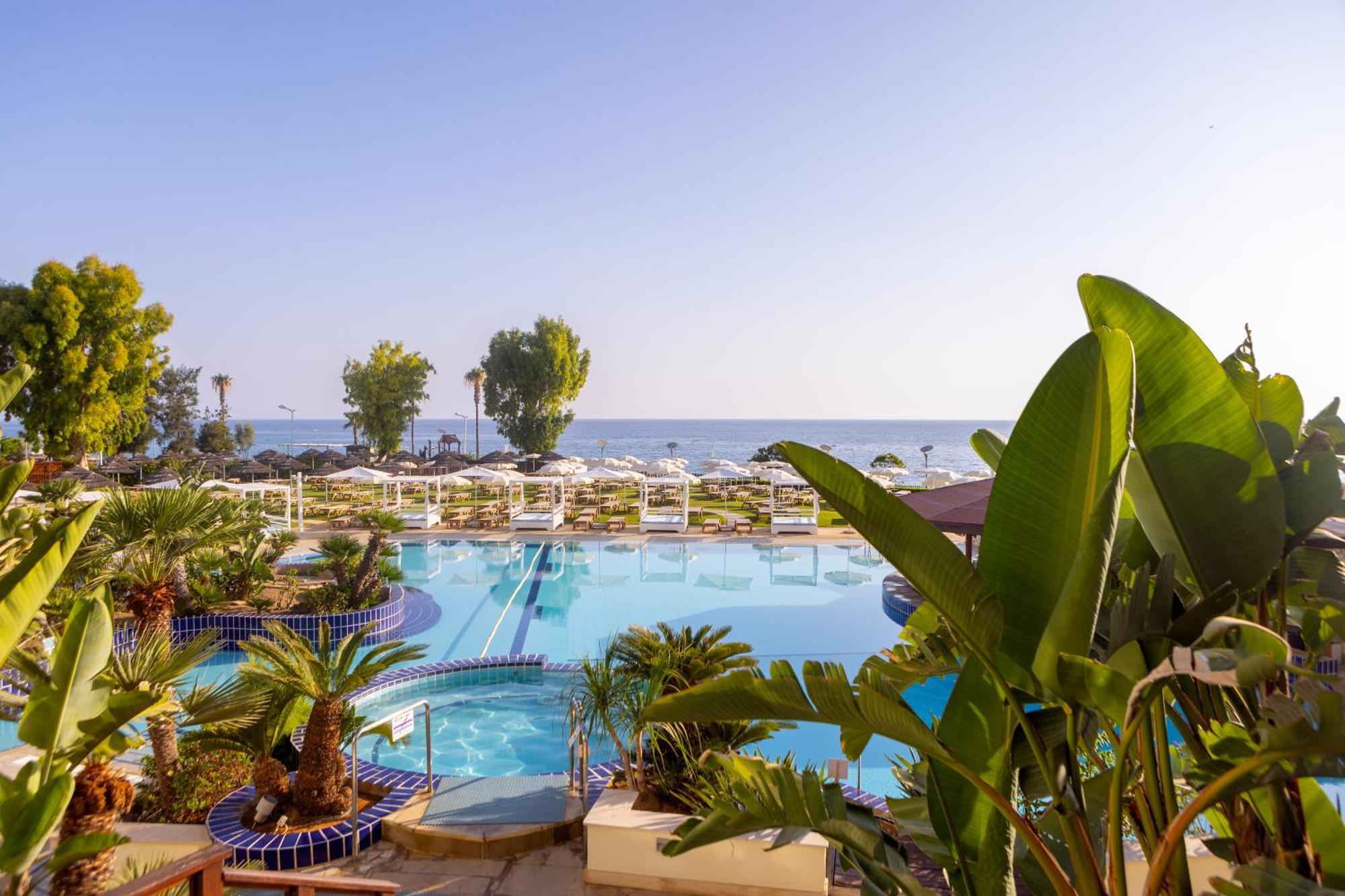 فندق كابو بيه بروتاراس المظهر الخارجي الصورة A swimming pool at a hotel in Cyprus