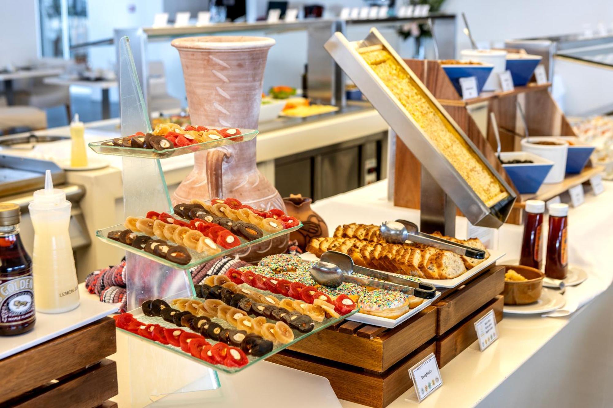 فندق كابو بيه بروتاراس المظهر الخارجي الصورة A buffet at a hotel