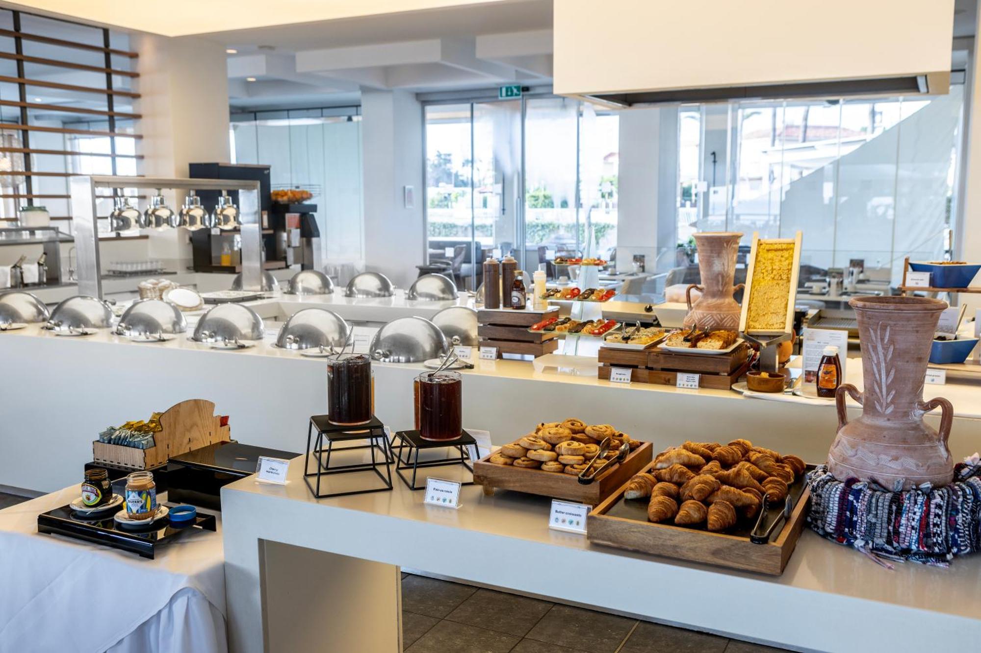 فندق كابو بيه بروتاراس المظهر الخارجي الصورة A buffet at a hotel