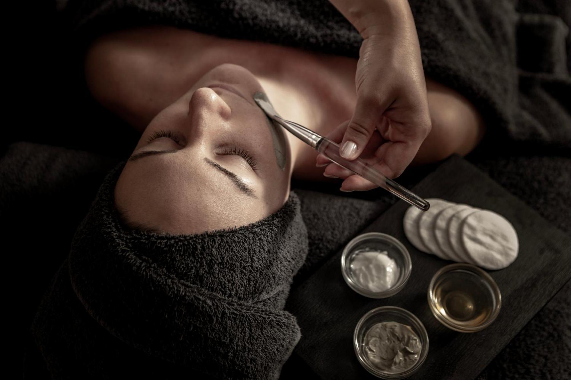 فندق كابو بيه بروتاراس المظهر الخارجي الصورة A woman receiving a facial treatment