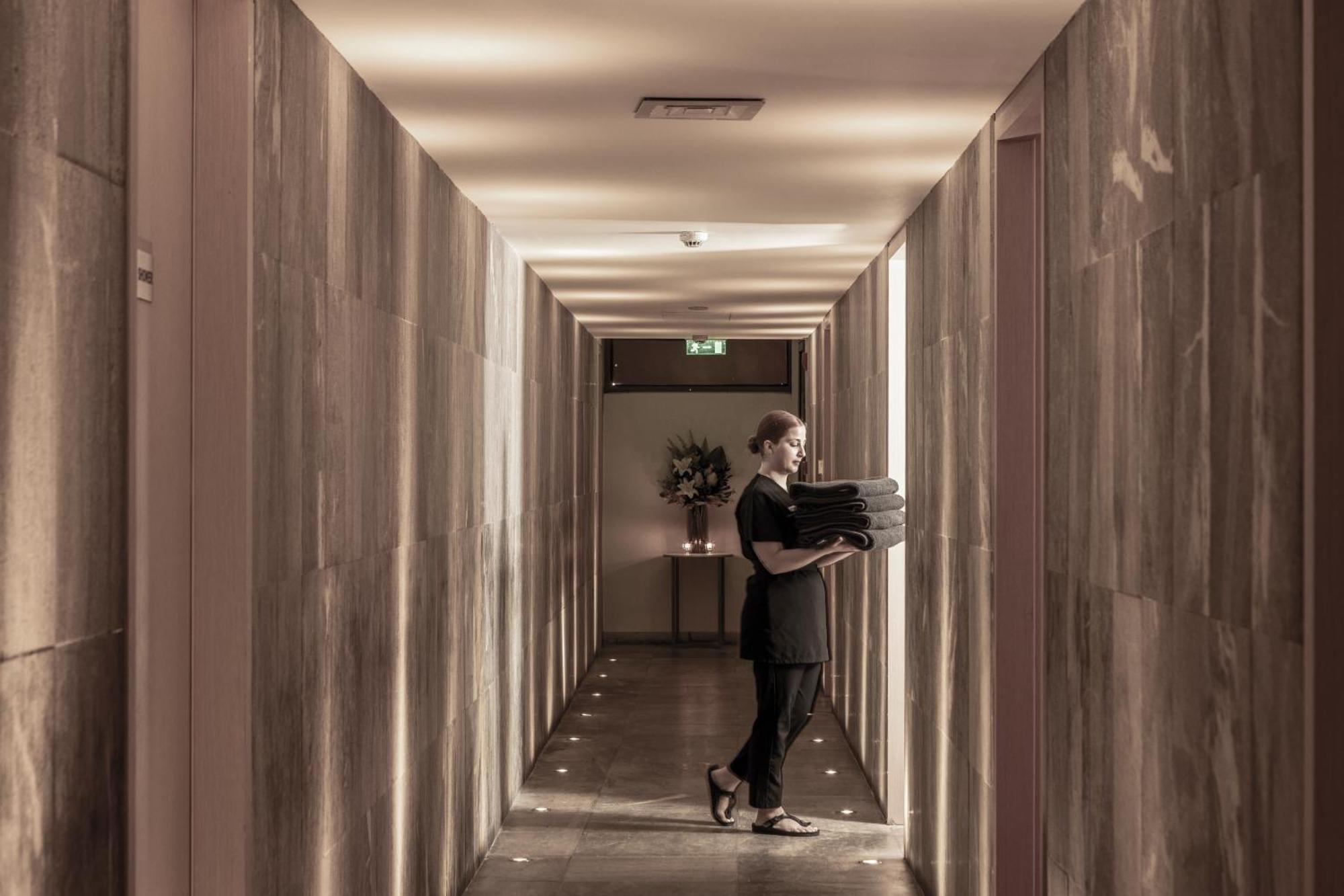 فندق كابو بيه بروتاراس المظهر الخارجي الصورة A hotel porter in London