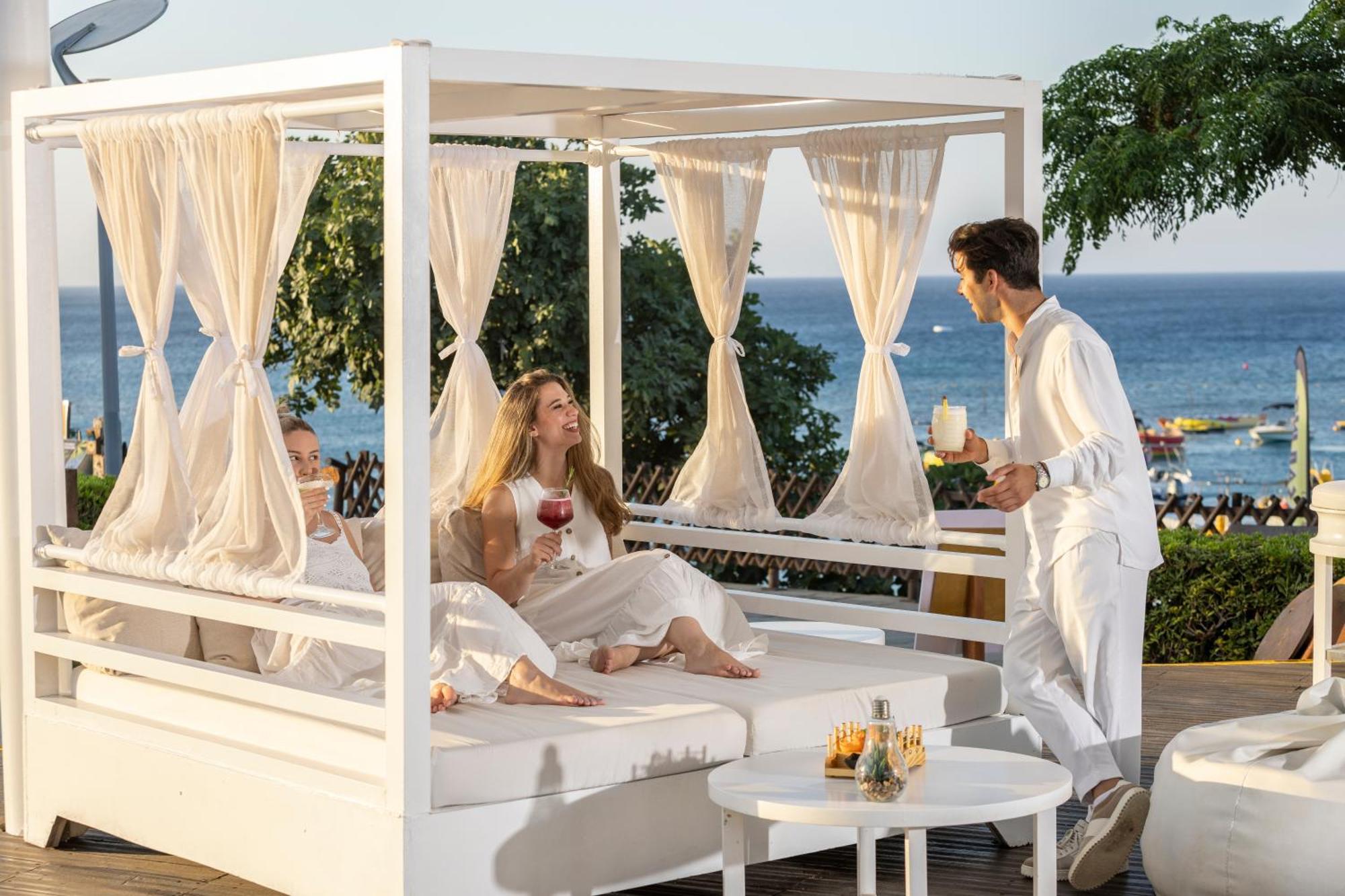 فندق كابو بيه بروتاراس المظهر الخارجي الصورة A butler serving drinks at a resort